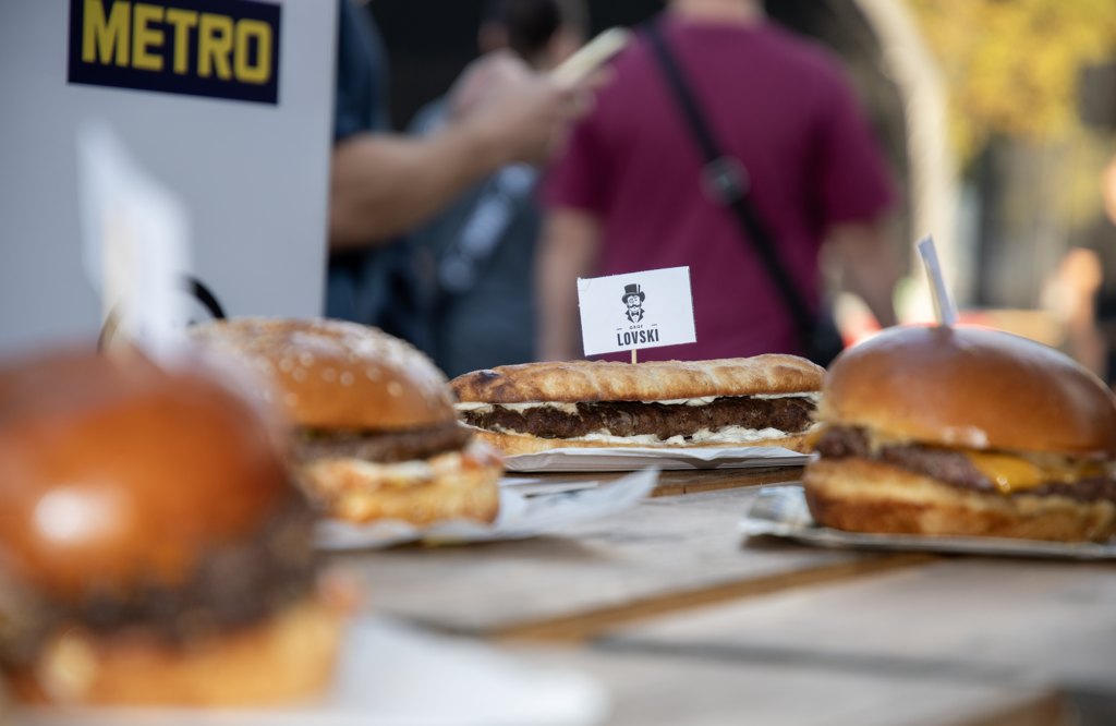 Šiš burger Grofa Lovskog na stolu.